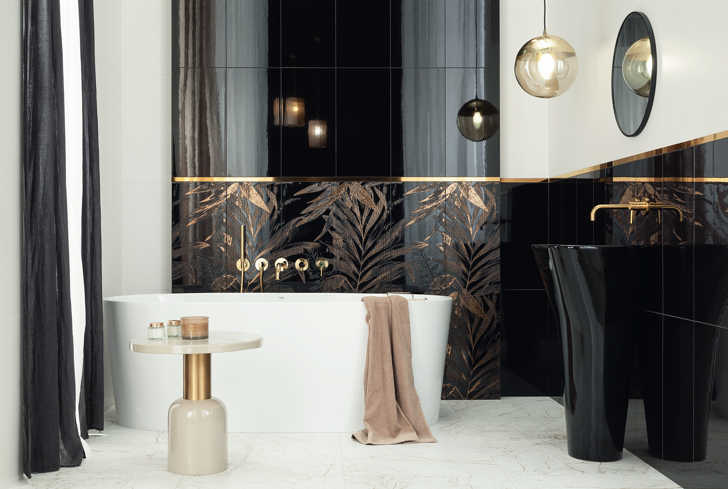 Płytki ścienne w liście w łazience w stylu glamour ze złotem